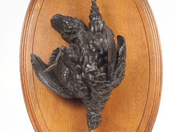 Sculpture XIXème en bronze à patine brune "Trophée de perdrix", plaque
