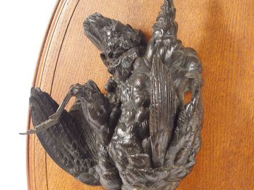 Sculpture XIXème en bronze à patine brune "Trophée de perdrix", plaque