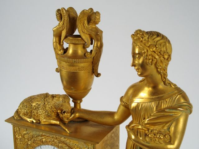 Pendule borne, début XIXème en bronze doré par Drouot à Paris, à décor