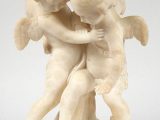 Vente aux enchères Groupe en albatre fin XIXème 'Amours jouant". H. 44 cm (petits acciden