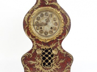 Vente aux enchères Pendule de cheminée de style Rocaille en placage de loupe de thuya et 