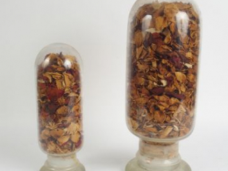 Vente aux enchères Deux différents pots pourris en verre. H. 31 et 44 cm