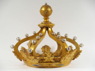 Vente aux enchères Grande couronne en bois doré sculpté, doré et argenté. 50 x 60 cm