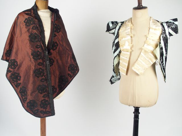 Une étole en soie marron glacé brodée de soutache noire  figurant des 