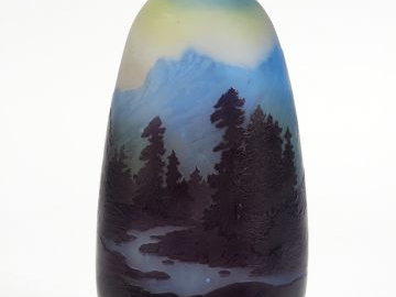 GALLE. Vase en verre à décor gravé en camée à l'acide de paysage vosgi