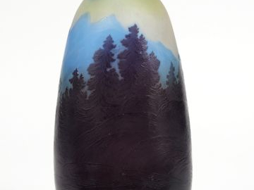 GALLE. Vase en verre à décor gravé en camée à l'acide de paysage vosgi