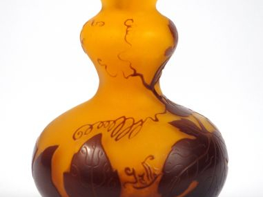 GALLE. Vase en verre à décor gravé en camée à l'acide de ampélopsis br