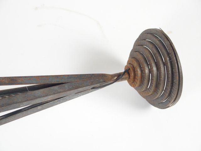 Lustre Art déco en fer forgé éclairant à quatre lumières à décor de fe