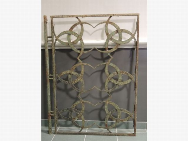 Paire de grilles 1940 en métal. 87 x 114 cm