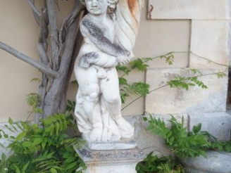 Vente aux enchères Paire d'anges en pierre reconstituée présentant un vase Médicis en fon