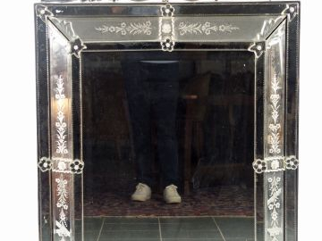 Glace en verre de Venise, à décor de fleurs et de fleurons. H. 126 x 8