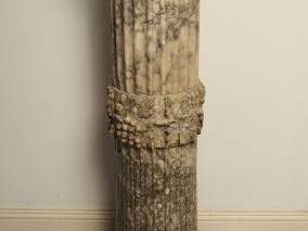 Vente aux enchères Paire de sellettes Napoléon III en marbre gris, à décor de pampres. H.