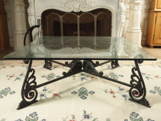 Vente aux enchères Table basse, piétement en fer forgé laqué vert à décor de palmettes st