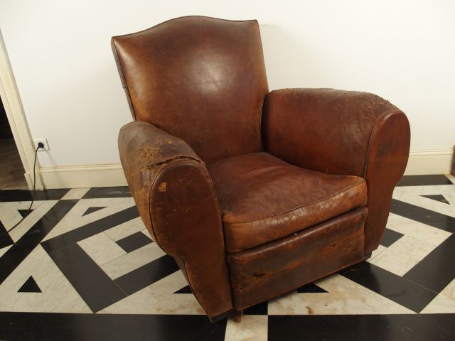 Deux différents fauteuils club en cuir (mauvais état)