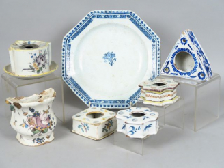 Vente aux enchères Six pique-fleurs ou encrier en faïence XVIIIème et XIXème (égrenures) 