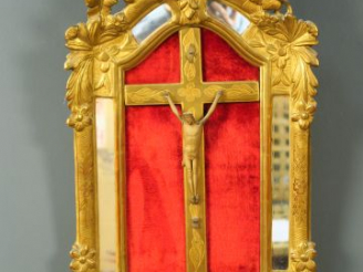 Vente aux enchères Crucifix, cadre à parecloses en bois doré.  69 x 39,5 cm