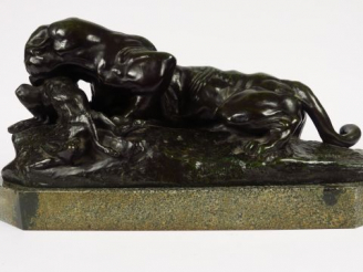 Vente aux enchères Antoine Louis BARYE. 'Tigre dévorant un lièvre'. Sujet en bronze à pat