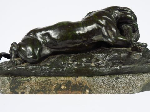 Antoine Louis BARYE. 'Tigre dévorant un lièvre'. Sujet en bronze à pat