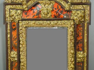 Glace de style Louis XIV imitation d'écaille de tortue et laiton repou