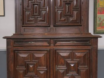 Grand buffet deux-corps Louis XIII en noyer mouluré et sculpté, à déco