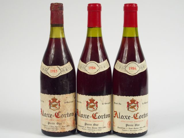 3 BOUTEILLES ALOXE CORTON P. BIZE : 1 de 1985 EA - 2 de 1986