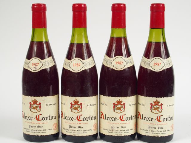 4 BOUTEILLES ALOXE CORTON P. BIZE - 1987 - 2 cm/2 à 3 cm/3,5 cm