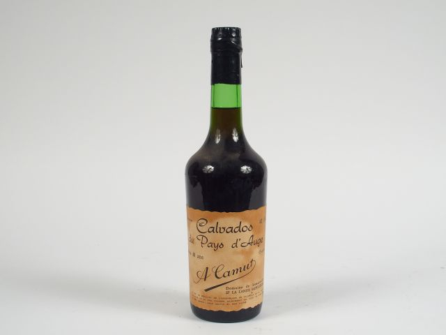 1 BOUTEILLE CALVADOS DU PAYS D'AUGE A. CAMUT PLUS DE 40 ANS