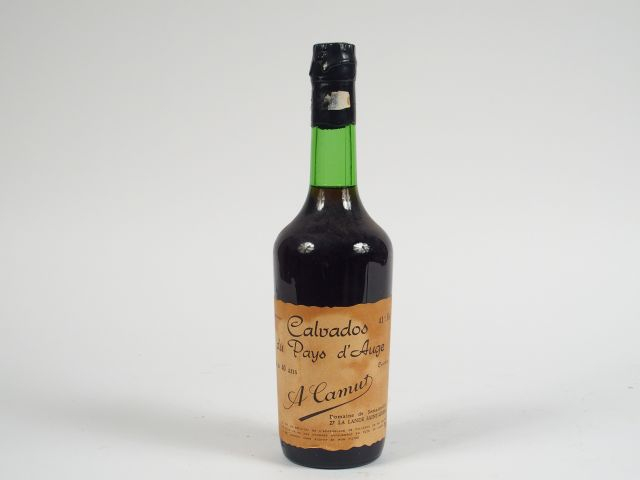 1 BOUTEILLE CALVADOS DU PAYS D'AUGE A. CAMUT PLUS DE 40 ANS