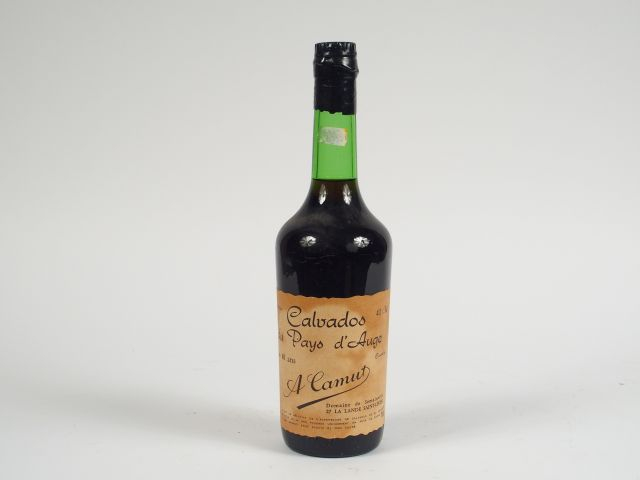 1 BOUTEILLE CALVADOS DU PAYS D'AUGE A. CAMUT PLUS DE 40 ANS