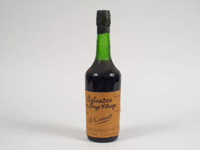 1 BOUTEILLE CALVADOS DU PAYS D'AUGE A. CAMUT 45/50 ANS