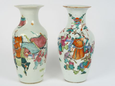 Paire de vases XIXe en procelaine de Chine à décor de personnages et d