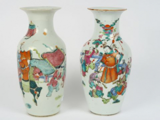 Vente aux enchères Paire de vases XIXe en procelaine de Chine à décor de personnages et d