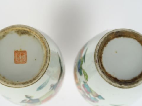 Paire de vases XIXe en procelaine de Chine à décor de personnages et d