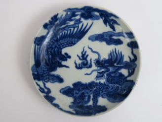 Vente aux enchères Petite assiette en porcelaine de Hué, décor en camaïeu bleu. Diam. : 1