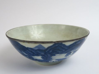 Vente aux enchères Bol en porcelaine de Hué, décor en camaïeu bleu. Diam. : 19 cm
