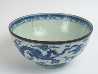Vente aux enchères Bol en porcelaine de Hué, décor en camaïeu bleu de dragons. (fels) Dia