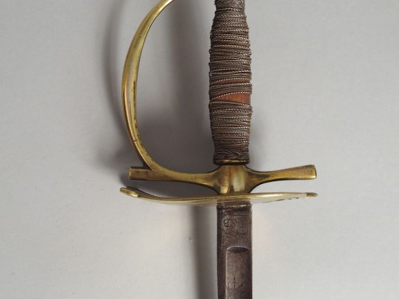 Epée d’officier premier Empire. Monture en bronze, plateau de garde en