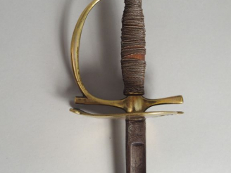 Vente aux enchères Epée d’officier premier Empire. Monture en bronze, plateau de garde en