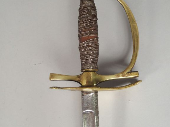 Epée d’officier premier Empire. Monture en bronze, plateau de garde en