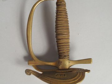 Epée d’officier premier Empire. Monture en bronze, plateau de garde en