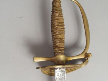 Epée d’officier premier Empire. Monture en bronze, plateau de garde en