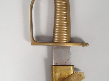 Sabre briquet modèle 1767. Monture en bronze fondu, calotte en casque 