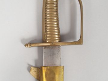 Sabre briquet modèle 1767. Monture en bronze fondu, calotte en casque 