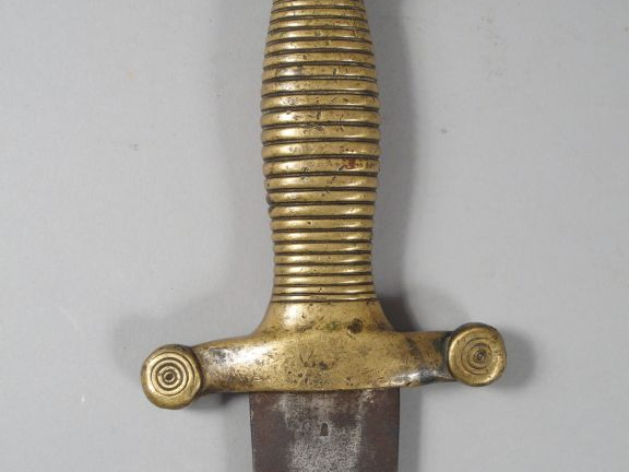 Lot composé d’un glaive français 1833 sans fourreau et d’une réplique 