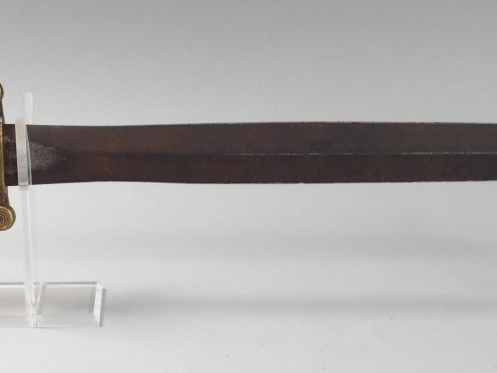 Lot composé d’un glaive français 1833 sans fourreau et d’une réplique 