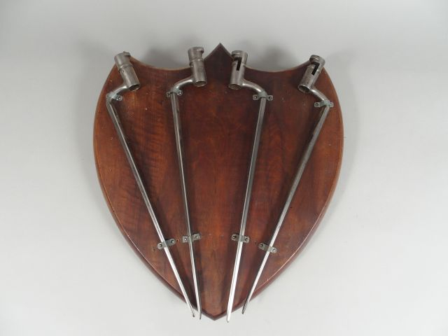 Tableau bois en forme d’écusson portant 4 baïonnettes à douille type A