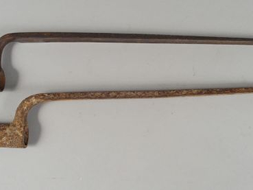 Lot de deux baïonnettes à douille dont une primitive sans virole oxydé
