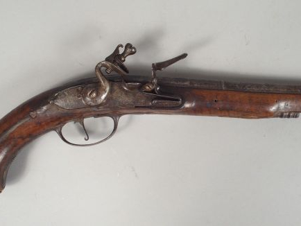 Pistolet à silex 1er tiers du XVIIIème siècle, arme montée fer, corps 