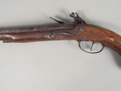 Pistolet à silex 1er tiers du XVIIIème siècle, arme montée fer, corps 