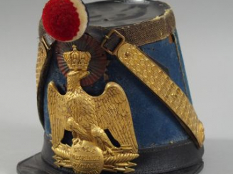 Vente aux enchères Shako modèle 1855 d’élève officier. Fut carton habillé de drap bleu ci